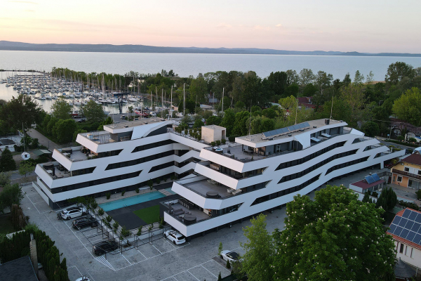 marina-187D8CC7BC-0AC9-6E22-4677-412EC3B6411E.jpg