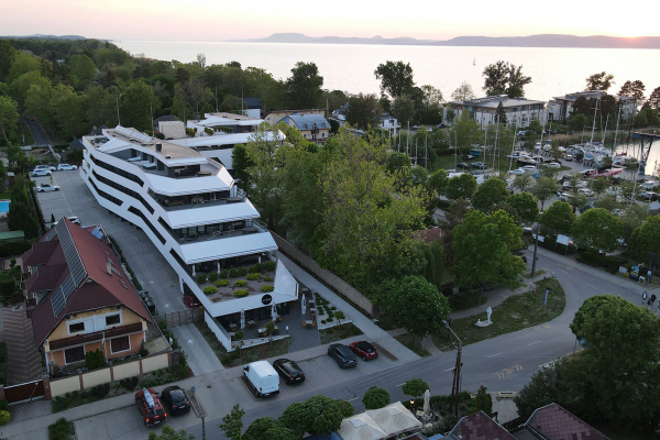 marina-2132C8FCD3-EF59-C8D3-89FB-C2986E689B54.jpg